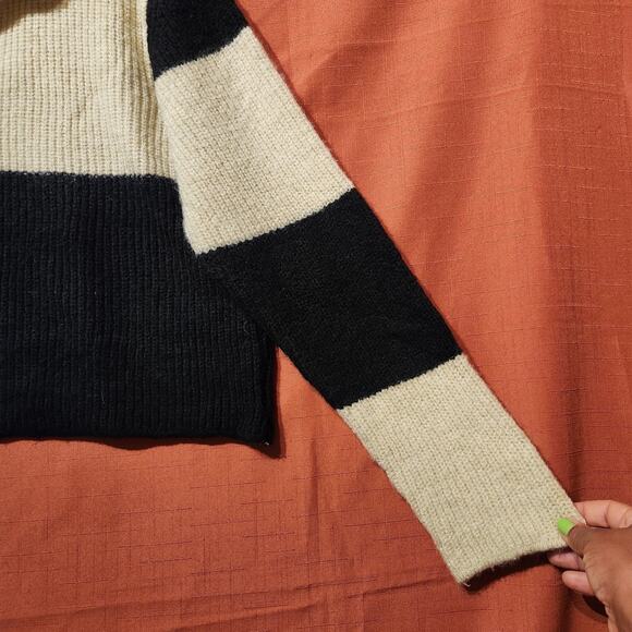 Nasty Gal Sz Medium Colorblock Black And White Crop Fuzzy Collared Sweater - Picture 4 of 7